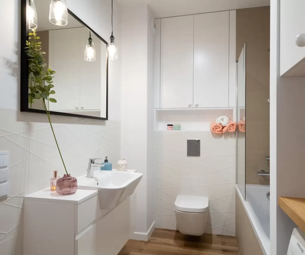 Wąskie łazienki. Jak wykorzystać maksymalnie przestrzeń?