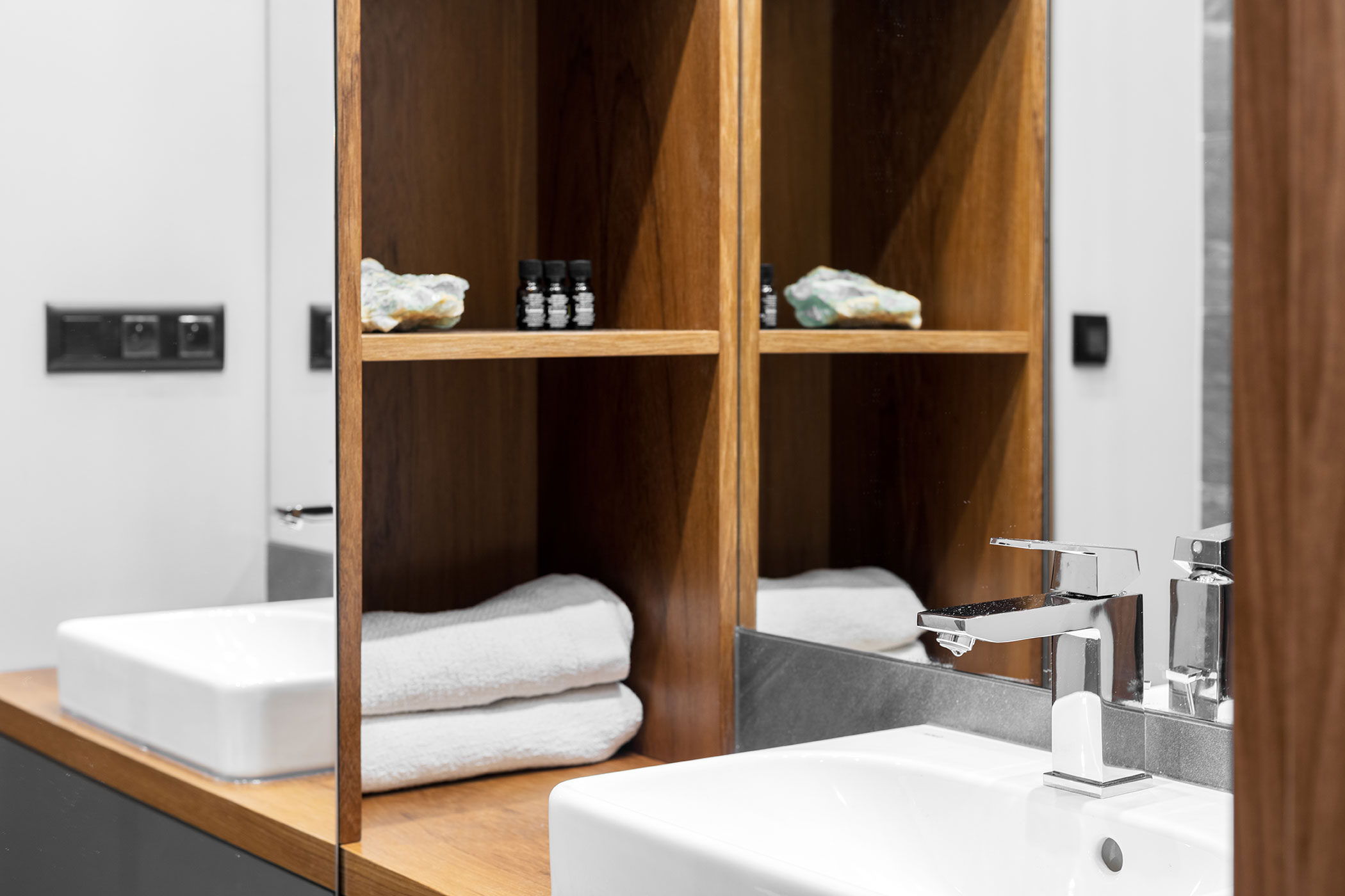 łazienka w szaro brązowych kolorach z miejscem na ręczniki